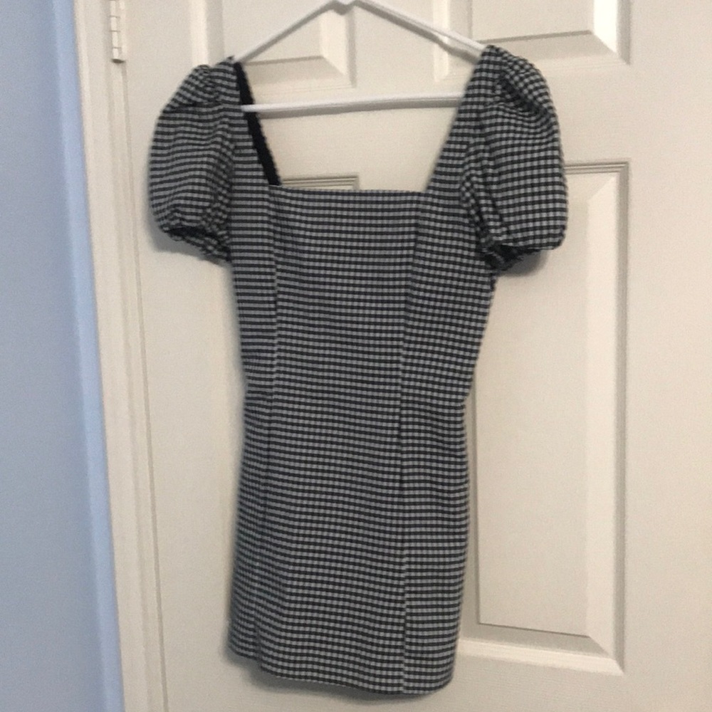 Cute Zara dress with tie back and puffed sleeves
